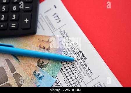 Indonesisches Steuerformular 1771 Körperschaftsteuerpflichtige jährliche Einkommensteuererklärung mit Stift liegt auf der Tabelle des Wirtschaftsprüfers Stockfoto