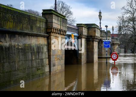 Der Fluss Ouse brach nach starkem Regen (Flussroute unter Hochwasser, tief am Ufer) – York, North Yorkshire, England Großbritannien. Stockfoto