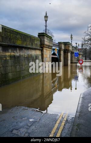 Der Fluss Ouse brach nach starkem Regen (Flussroute unter Hochwasser, tief am Ufer) – York, North Yorkshire, England Großbritannien. Stockfoto