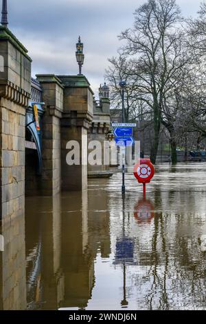 Der Fluss Ouse brach nach starkem Regen (Flussroute unter Hochwasser, tief am Ufer) – York, North Yorkshire, England Großbritannien. Stockfoto