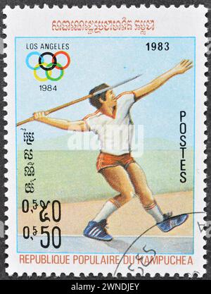 Von Kambodscha gedruckte Briefmarke, die die Olympischen Sommerspiele in Los Angeles um 1983 fördert. Stockfoto