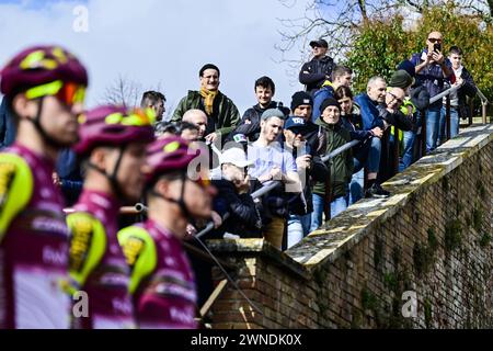 Siena, Italien. März 2024. Radsportfans wurden am Samstag, den 2. März 2024, zu Beginn des Herren-Elite-Rennens „Strade Bianche“ (215 km) von und nach Siena, Italien, vorgestellt. BELGA FOTO DIRK WAEM Credit: Belga News Agency/Alamy Live News Stockfoto