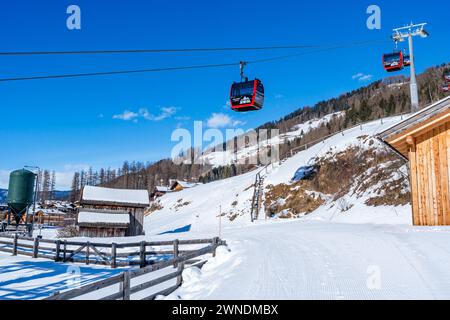 KRONPLATZ, ITALIEN - 24. JANUAR 2024: Seilbahn bringt Skifahrer und Snowboarder auf einen Berg am Kronplatz, einem beliebten Wintersportziel Stockfoto