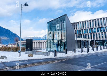 BRUNECK-BRUNECK, ITALIEN - 25. JANUAR 2024: Das wasserstoffbasierte P2P-Mikronetz in Bruneck sorgt dank der elektrischen und thermischen Stromerzeugung und -Speicherung Stockfoto