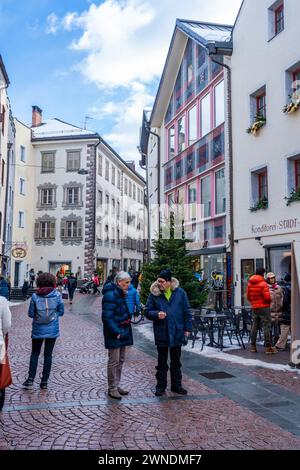 BRUNECK-BRUNECK, ITALIEN - 25. JANUAR 2024: Straßenblick auf eine malerische Altstadt in Bruneck - der größten Stadt im Pustertal in Südtirol Stockfoto