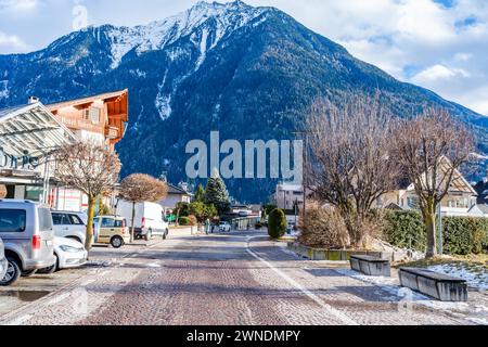 SAND IN TAUFERES, ITALIEN - 25. JANUAR 2024: Straßenblick auf die Stadt Sand in Taufers (Campo Tures), einer Komunenmarktstadt in Südtirol Stockfoto