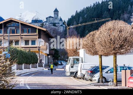 SAND IN TAUFERES, ITALIEN - 25. JANUAR 2024: Straßenblick auf die Stadt Sand in Taufers (Campo Tures), einer Komunenmarktstadt in Südtirol Stockfoto