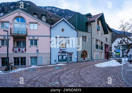 SAND IN TAUFERES, ITALIEN - 25. JANUAR 2024: Straßenblick auf die Stadt Sand in Taufers (Campo Tures), einer Komunenmarktstadt in Südtirol Stockfoto