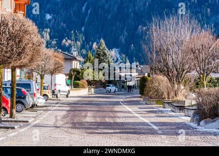 SAND IN TAUFERES, ITALIEN - 25. JANUAR 2024: Straßenblick auf die Stadt Sand in Taufers (Campo Tures), einer Komunenmarktstadt in Südtirol Stockfoto