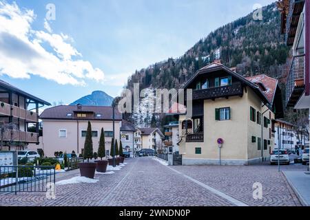 SAND IN TAUFERES, ITALIEN - 25. JANUAR 2024: Straßenblick auf die Stadt Sand in Taufers (Campo Tures), einer Komunenmarktstadt in Südtirol Stockfoto