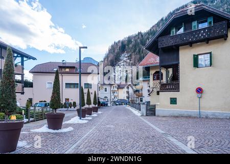 SAND IN TAUFERES, ITALIEN - 25. JANUAR 2024: Straßenblick auf die Stadt Sand in Taufers (Campo Tures), einer Komunenmarktstadt in Südtirol Stockfoto