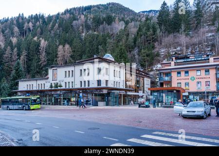 SAND IN TAUFERES, ITALIEN - 25. JANUAR 2024: Straßenblick auf die Stadt Sand in Taufers (Campo Tures), einer Komunenmarktstadt in Südtirol Stockfoto