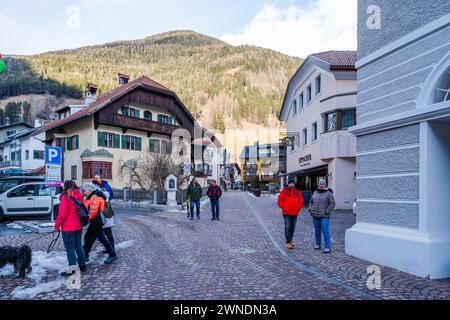 SAND IN TAUFERES, ITALIEN - 25. JANUAR 2024: Straßenblick auf die Stadt Sand in Taufers (Campo Tures), einer Komunenmarktstadt in Südtirol Stockfoto