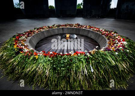 Ewige Flamme im Zsitsernakaberd-Denkmal für den Völkermord an den Armeniern. Jerewan, Armenien, Kaukaus, Eurasien. Stockfoto