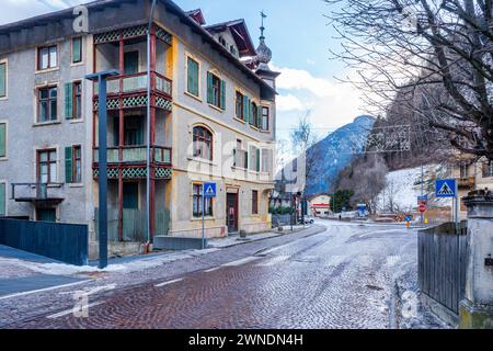 SAND IN TAUFERES, ITALIEN - 25. JANUAR 2024: Straßenblick auf die Stadt Sand in Taufers (Campo Tures), einer Komunenmarktstadt in Südtirol Stockfoto