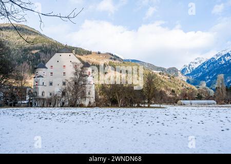 SAND IN TAUFERES, ITALIEN - 25. JANUAR 2024: Straßenblick auf die Stadt Sand in Taufers (Campo Tures), einer Komunenmarktstadt in Südtirol Stockfoto