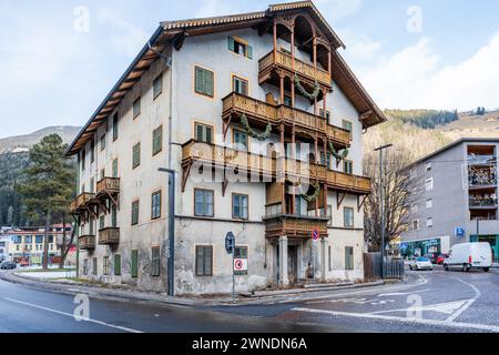 SAND IN TAUFERES, ITALIEN - 25. JANUAR 2024: Straßenblick auf die Stadt Sand in Taufers (Campo Tures), einer Komunenmarktstadt in Südtirol Stockfoto