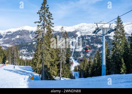 KRONPLATZ, ITALIEN - 26. JANUAR 2024: Seilbahn bringt Skifahrer und Snowboarder auf einen Berg am Kronplatz, einem beliebten Wintersportziel Stockfoto