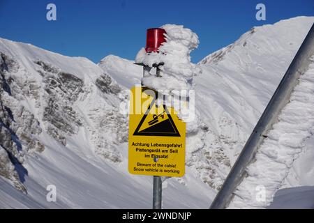 Hintertuxer Gletscher, Österreich 10. Januar 2024: Warnschild auf einer Skipiste im Zillertal: Achtung Lebensgefahr. Pistengerät am Seil im Einsatz. Zillertal Österreich *** Hintertuxer Gletscher, Österreich 10. Januar 2024 Warnschild auf einer Skipiste im Zillertal Achtung Copyright: XFotostandx/xFreitagx Stockfoto