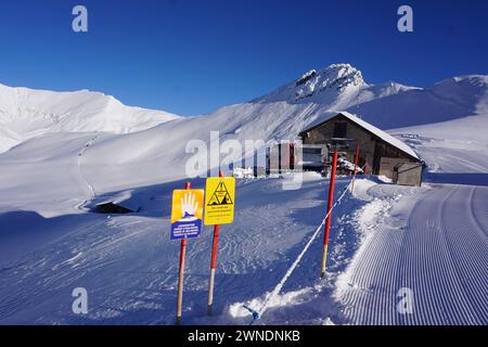 Hintertuxer Gletscher, Österreich 10. Januar 2024: Ende des gesicherten Skigebietes Warnschilder auf einer Skipiste im Zillertal: Lawinengefahr Alpine Gefahren. Hier endet das gesicherte Skigebiet. Zillertal Österreich *** Hintertuxer Gletscher, Österreich 10 Januar 2024 Ende des gesicherten Skigebietes Warnschilder auf einer Skipiste im Zillertal Lawinengefahr alpine Gefahren hier endet das gesicherte Skigebiet Zillertal Österreich Copyright: XFotostandx/xFreitagx Stockfoto