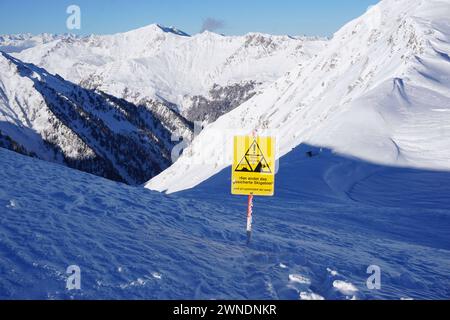 Hintertuxer Gletscher, Österreich 10. Januar 2024: Ende des gesicherten Skigebietes Warnschild auf einer Skipiste im Zillertal: Alpine Gefahren. Hier endet das gesicherte Skigebiet. Zillertal Österreich *** Hintertuxer Gletscher, Österreich 10 Januar 2024 Ende des gesicherten Skigebietes Warnschild auf einer Skipiste im Zillertal alpine Gefahren hier endet das gesicherte Skigebiet Zillertal Österreich Copyright: XFotostandx/xFreitagx Stockfoto