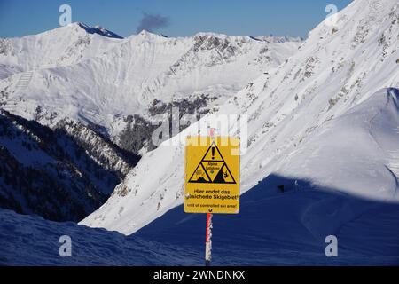 Hintertuxer Gletscher, Österreich 10. Januar 2024: Ende des gesicherten Skigebietes Warnschild auf einer Skipiste im Zillertal: Alpine Gefahren. Hier endet das gesicherte Skigebiet. Zillertal Österreich *** Hintertuxer Gletscher, Österreich 10 Januar 2024 Ende des gesicherten Skigebietes Warnschild auf einer Skipiste im Zillertal alpine Gefahren hier endet das gesicherte Skigebiet Zillertal Österreich Copyright: XFotostandx/xFreitagx Stockfoto