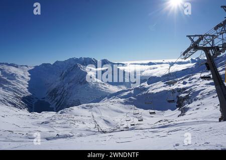 Hintertuxer Gletscher, Österreich 10. Januar 2024: Blick über die Alpen. Ein leerer Skilift ist zu sehen. Zillertal Österreich *** Hintertuxer Gletscher, Österreich 10 Januar 2024 Blick über die Alpen ein leerer Skilift ist zu sehen Zillertal Österreich Copyright: XFotostandx/xFreitagx Stockfoto