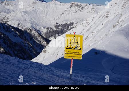 Hintertuxer Gletscher, Österreich 10. Januar 2024: Ende des gesicherten Skigebietes Warnschild auf einer Skipiste im Zillertal: Alpine Gefahren. Hier endet das gesicherte Skigebiet. Zillertal Österreich *** Hintertuxer Gletscher, Österreich 10 Januar 2024 Ende des gesicherten Skigebietes Warnschild auf einer Skipiste im Zillertal alpine Gefahren hier endet das gesicherte Skigebiet Zillertal Österreich Copyright: XFotostandx/xFreitagx Stockfoto