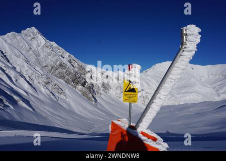 Hintertuxer Gletscher, Österreich 10. Januar 2024: Warnschild auf einer Skipiste im Zillertal: Achtung Lebensgefahr. Pistengerät am Seil im Einsatz. Zillertal Österreich *** Hintertuxer Gletscher, Österreich 10. Januar 2024 Warnschild auf einer Skipiste im Zillertal Achtung Copyright: XFotostandx/xFreitagx Stockfoto