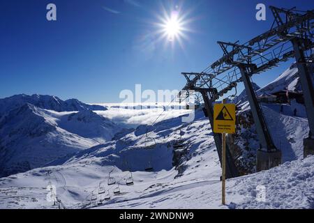 Hintertuxer Gletscher, Österreich 10. Januar 2024: Ende des gesicherten Skigebietes Warnschilder auf einer Skipiste im Zillertal: Absturzgefahr im Hintergrund ist ein Skilift zu sehen. Zillertal Österreich *** Hintertuxer Gletscher, Österreich 10. Januar 2024 Ende des gesicherten Skigebietes Warnschilder auf einer Skipiste im Zillertal Sturzgefahr Ein Skilift ist im Hintergrund zu sehen Zillertal Österreich Copyright: XFotostandx/xFreitagx Stockfoto