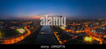 Die Europäische Zentralbank EZB und die Frankfurter Skyline die Lichter der Europäischen Zentralbank EZB und der Frankfurter Bankenskyline leuchten am Abend. Luftbild mit einer Drohne Frankfurt am Main Osthafen Hessen Deutschland *** die Europäische Zentralbank EZB und die Frankfurter Skyline die Lichter der Europäischen Zentralbank EZB und der Frankfurter Bank Skyline leuchten am Abend Luftaufnahme mit Drohne Frankfurt am Main Osthafen Hessen Deutschland 2024-03-01 ffm Panorama 01 Stockfoto