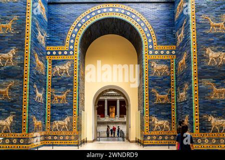 Isthar-Tor von Babylon, Pergamon-Museum, Museumsinsel. Berlin, Deutschland, Europa, Westeuropa. Stockfoto