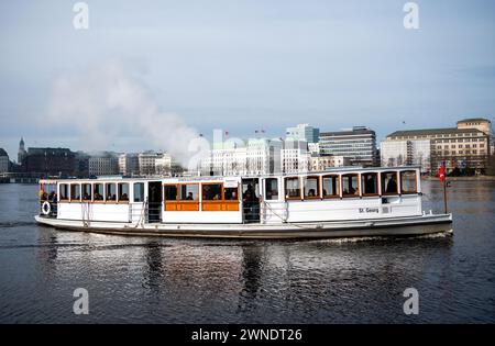 Hamburg, Deutschland. März 2024. Das Alster Dampfschiff 'St. Georg fährt über die innere Alster. Am Samstagmorgen nahm das fast 150 Jahre alte Dampfschiff seinen saisonalen Dienst in Hamburg auf. (Zu dpa 'Full Steam Ahead - Alster Dampfschiff 'St. Georg' ist auf dem Weg') Credit: Daniel Bockwoldt/dpa/Alamy Live News Stockfoto