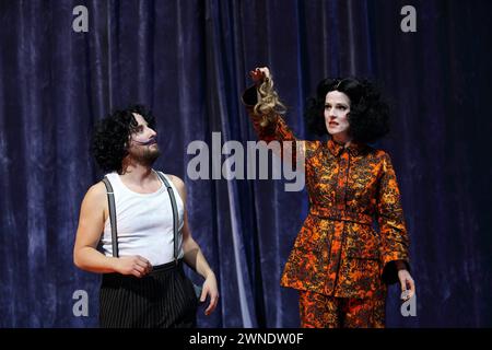 Bastian Reiber als Lenglume und Julia Schubert als Norine während der Fotoprobe für das Stück die Affäre Rue de Lourcine in der Schaubühne am Lehniner Platz in Berlin, 1. März 2024. // Von Eugene Labiche. Regie Jan Bosse. Bühne Stephane Laime. Kostüme Kathrin Plath. Premiere ist am 3. März 2024. Schaubühne Berlin die Affäre Rue de Lourcine *** Bastian Reiber als Lenglume und Julia Schubert als Norine während der Fotoprobe für das Stück The Affair Rue de Lourcine an der Schaubühne am Lehniner Platz in Berlin, 1. März, 2024 von Eugene Labiche unter der Regie von Jan Bosse Stage von Stephane Laime Costum Stockfoto