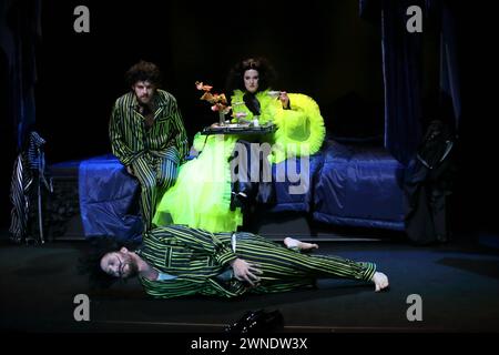 Damir Avdic als Mistingue, Julia Schubert als Norine und Bastian Reiber als Lenglume, v.l., während der Fotoprobe für das Stück die Affäre Rue de Lourcine in der Schaubühne am Lehniner Platz in Berlin, 1. März 2024. // Von Eugene Labiche. Regie Jan Bosse. Bühne Stephane Laime. Kostüme Kathrin Plath. Premiere ist am 3. März 2024. Schaubühne Berlin die Affäre Rue de Lourcine *** Damir Avdic als Mistingue , Julia Schubert als Norine und Bastian Reiber als Lenglume , f l , während der Fotoprobe für das Stück The Affair Rue de Lourcine an der Schaubühne am Lehniner Platz in Berlin, 1. März 2024 B. Stockfoto