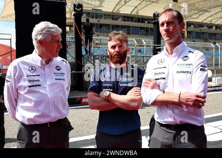 Sakhir, Bahrain. März 2024. (L bis R): Matthew Savage, Dorilton Capital Chairman - Williams Racing Director; Patrick Harding (GBR) Williams Racing Personal Trainer; und James Matthews (GBR) CEO der Eden Rock Group - Williams Racing Board Member. 02.03.2024. Formel-1-Weltmeisterschaft, Rd 1, Grand Prix Von Bahrain, Sakhir, Bahrain, Wettkampftag. Das Foto sollte lauten: XPB/Alamy Live News. Stockfoto