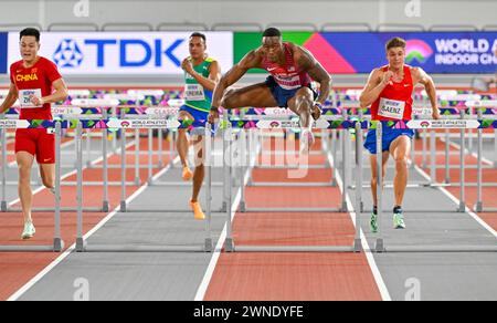 Glasgow, Schottland, Großbritannien. März 2024. Hitze 1 der 60-m-Hürden für Herren – (L-R) Shenglong ZHU (CHN) 2., Rafael PEREIRA (BRA) 6., Grant HOLLOWAY (USA) 1., Martín SAENZ (CHI) 4. Bei den Leichtathletik-Weltmeisterschaften in der Emirates Arena, Glasgow, Schottland, Großbritannien. Quelle: LFP/Alamy Live News Stockfoto