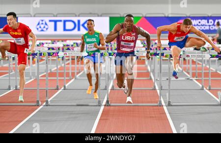 Glasgow, Schottland, Großbritannien. März 2024. Hitze 1 der 60-m-Hürden für Herren – (L-R) Shenglong ZHU (CHN) 2., Rafael PEREIRA (BRA) 6., Grant HOLLOWAY (USA) 1., Martín SAENZ (CHI) 4. Bei den Leichtathletik-Weltmeisterschaften in der Emirates Arena, Glasgow, Schottland, Großbritannien. Quelle: LFP/Alamy Live News Stockfoto