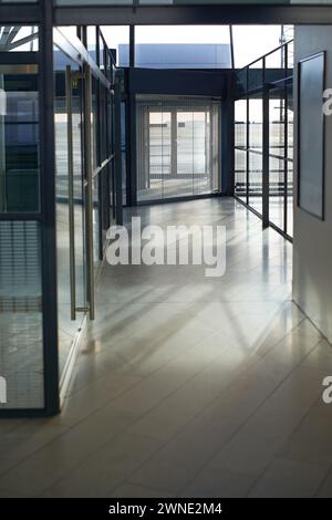 Büro, Innenraum und Flur mit Glasfenstern im Gang oder Flur des modernen Arbeitsplatzes. Leeres Firmengebäude, Gebäude oder sauberer Boden mit Stockfoto