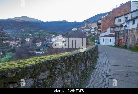 Hervas West am Fluss von der EX-205 aus gesehen, Ambroz Valley Village. Caceres, Extremadura, Spanien Stockfoto