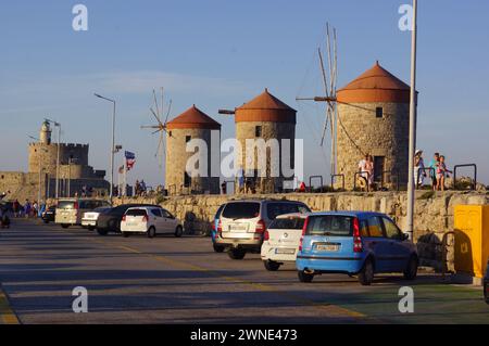 Die drei berühmten mittelalterlichen Windmühlen im Hafen von Mandraki in Rhodos, Griechenland Stockfoto