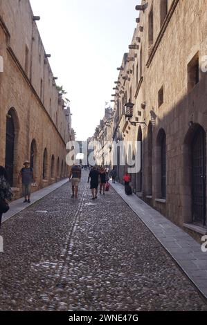 Menschen, die entlang der Ritterstraße im mittelalterlichen Zentrum der Altstadt von Rhodos in Griechenland spazieren Stockfoto