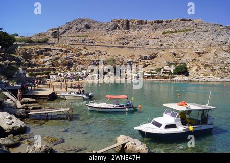Boote vor der Küste der spektakulären Bucht von Agios Pavlos Strand auf Rhodos, Griechenland Stockfoto