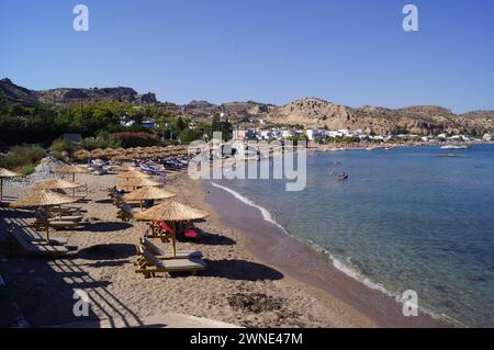 Ein Panoramablick auf Stegna Beach an der Ostküste von Rhodos, Griechenland Stockfoto