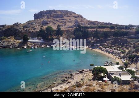 Panoramablick auf Agios Pavlos Beach und St. Paul's Kapelle in der Nähe von Lindos, Rhodos (Griechenland) Stockfoto