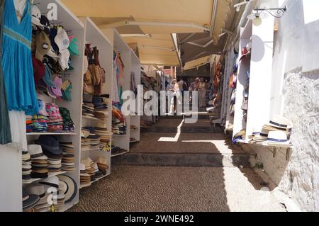 Auf einem Straßenmarkt in der Altstadt von Lindos in Rhodos (Griechenland) ausgestellte Waren Stockfoto