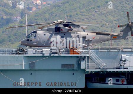 Die italienische Marine AgustaWestland AW101 MM81489 Hubschrauber an Bord des italienischen Flugzeugträgers Giuseppe Garibaldi, der im April 2023 in Salerno, Italien, vor Anker gebracht wurde. Stockfoto