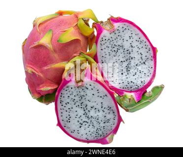 Pitahaya oder Drachenfrucht auf weißem Hintergrund. Selenicereus. Tropische Früchte. Ganze Früchte und in zwei Hälften geschnitten. Stockfoto