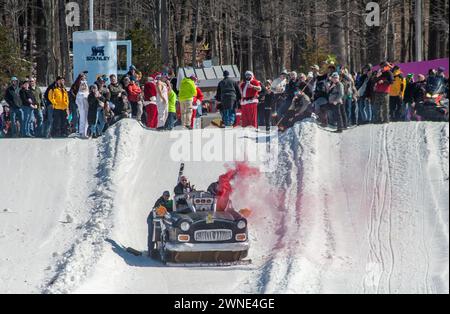 Die Teilnehmer reagieren, nachdem sie den Berg beim Preston and Steve Cardboard Classic Friday, 1. März 2024 2024 im Montage Mountain in Scranton, Pennsylvania, mit ihrem Schlitten heruntergefahren sind. Die Veranstaltung wird vom lokalen Radiosender WMMR gesponsert und die Schlitten müssen aus Karton und Klebeband bestehen. (Foto von Tina Sottolano Cain/CAIN IMAGES) Credit: Tina Sottolano Cain/Alamy Live News Stockfoto