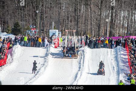 Die Teilnehmer reagieren, nachdem sie den Berg auf ihrem Swing-Schlitten während des Preston and Steve Cardboard Classic Friday, 1. März 2024 2024, am Montage Mountain in Scranton, Pennsylvania, heruntergefahren haben. Die Veranstaltung wird vom lokalen Radiosender WMMR gesponsert und die Schlitten müssen aus Karton und Klebeband bestehen. (Foto von Tina Sottolano Cain/CAIN IMAGES) Credit: Tina Sottolano Cain/Alamy Live News Stockfoto